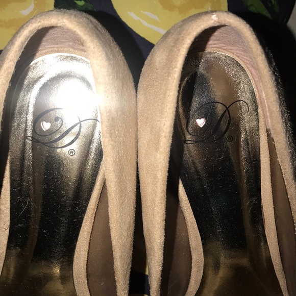 Delicious Tan Suede High Heels Gold Bows Size 10 - Picture 5 of 8